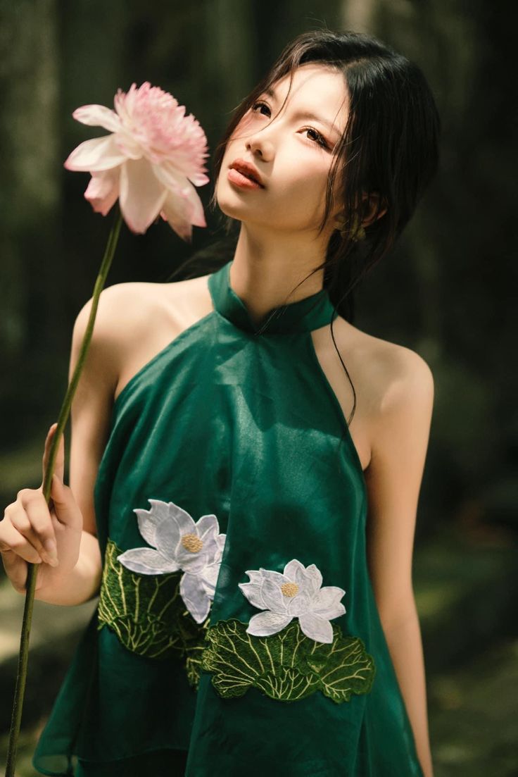 áo yếm bên hoa sen