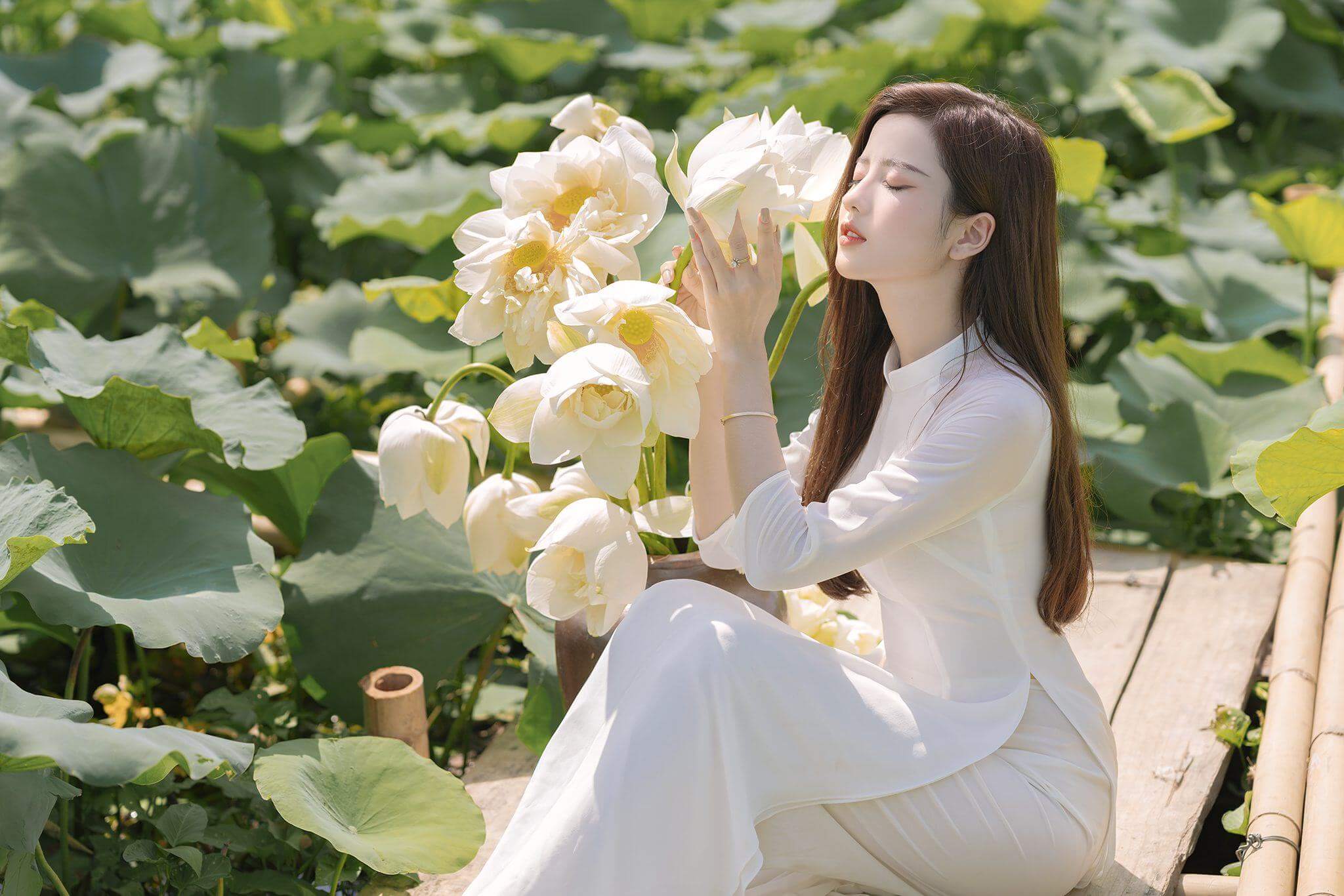 chụo hình áo dài ngoại cảnh với hoa sen