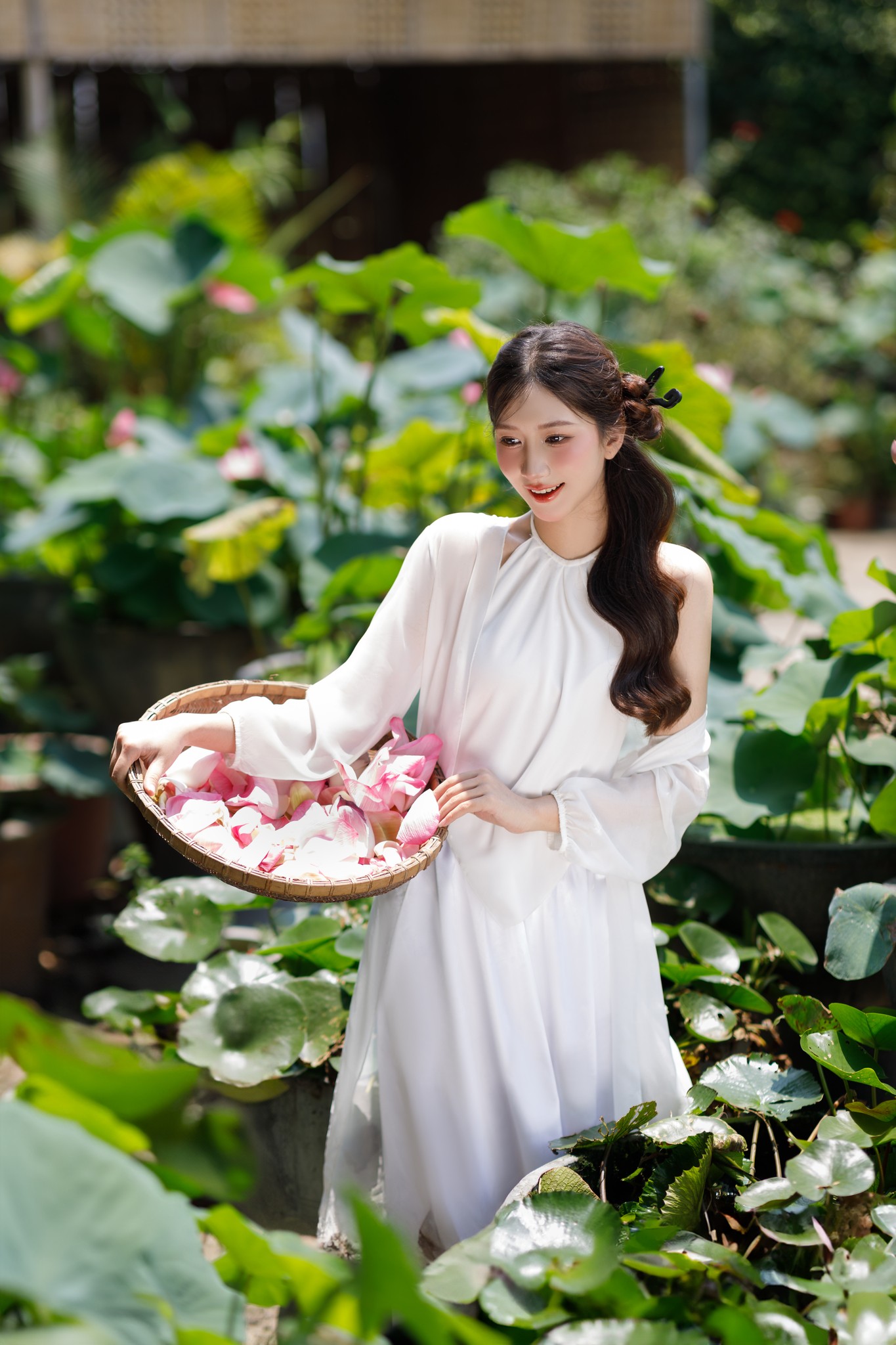 kiểu trang điểm khi chụp ảnh với hoa sen