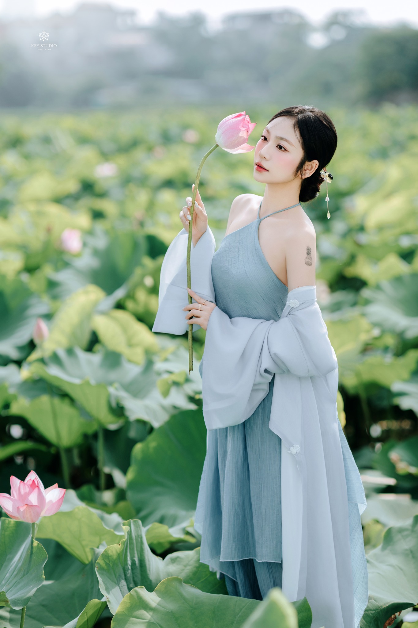 Ý tưởng tạo dáng với hoa sen