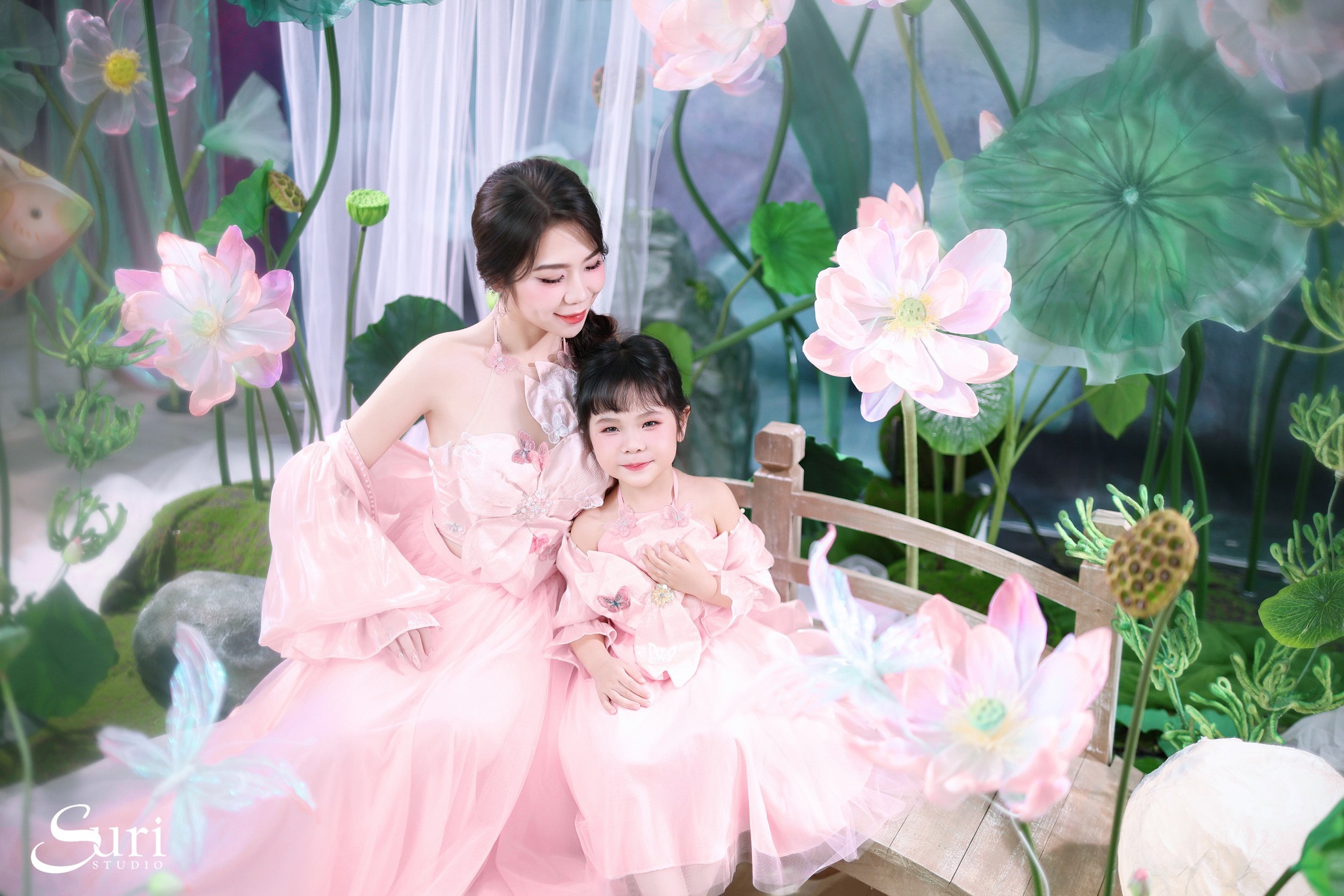 mẹ và bé chụp concept sen