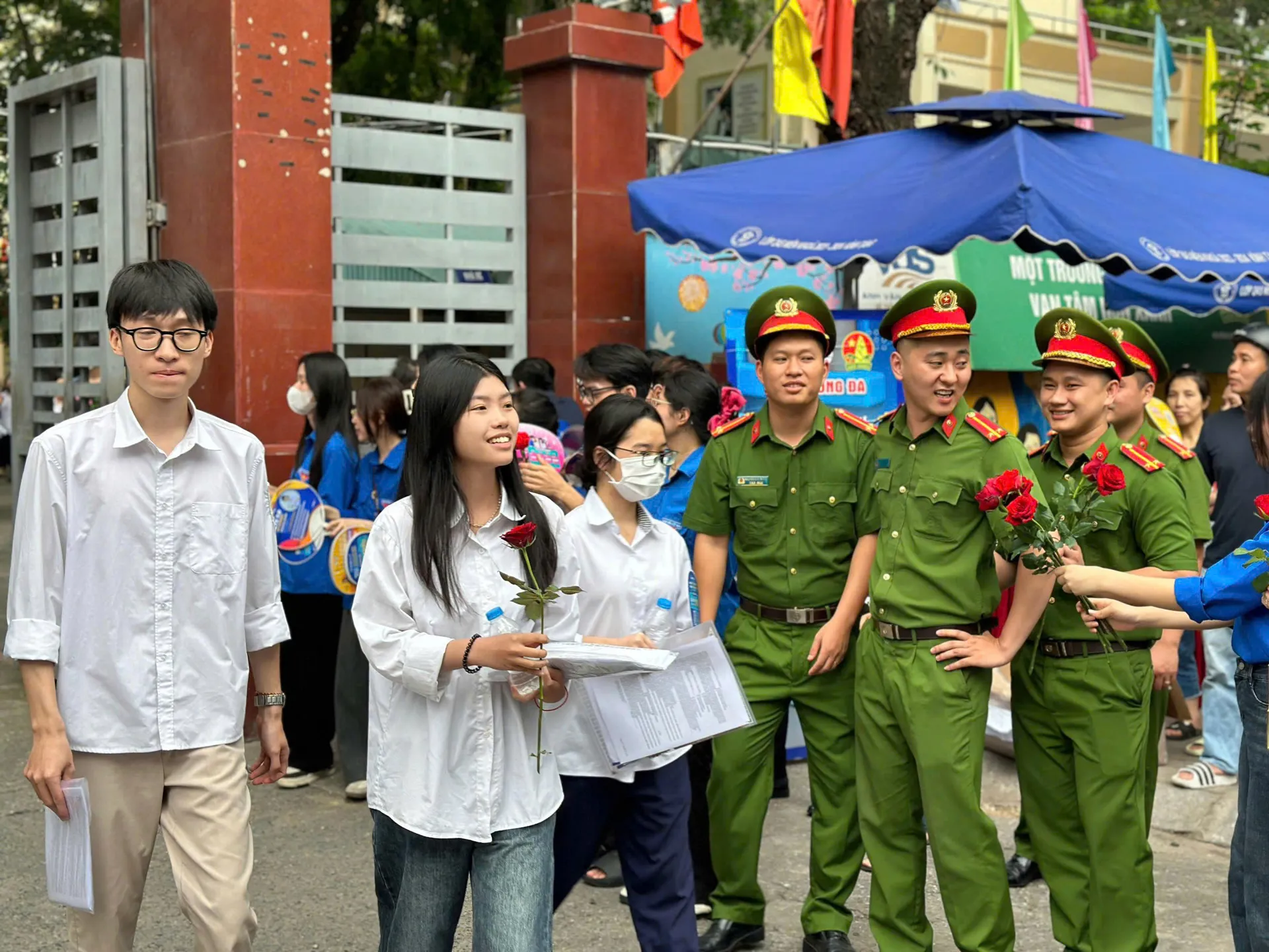 Thí sinh 2K7 thở phào, hoàn thành kỳ thi tốt nghiệp THPT 2025