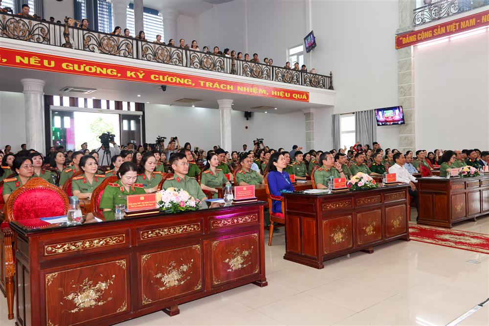 Lan tỏa hình ảnh đẹp người nữ chiến sĩ CAND “Bản lĩnh - Nhân văn - Đoàn kết - Sáng tạo - Hội nhập”