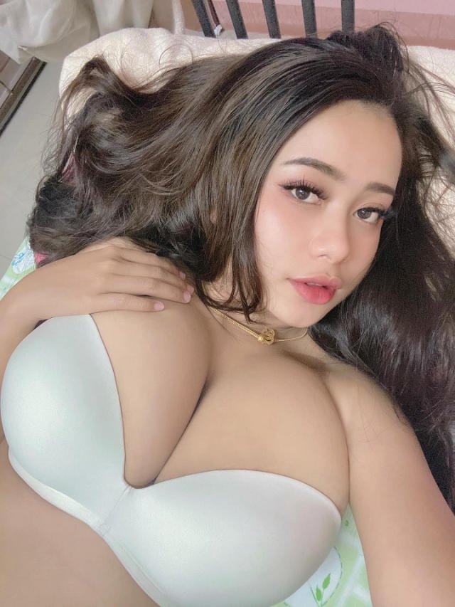 Gái xinh ngực to