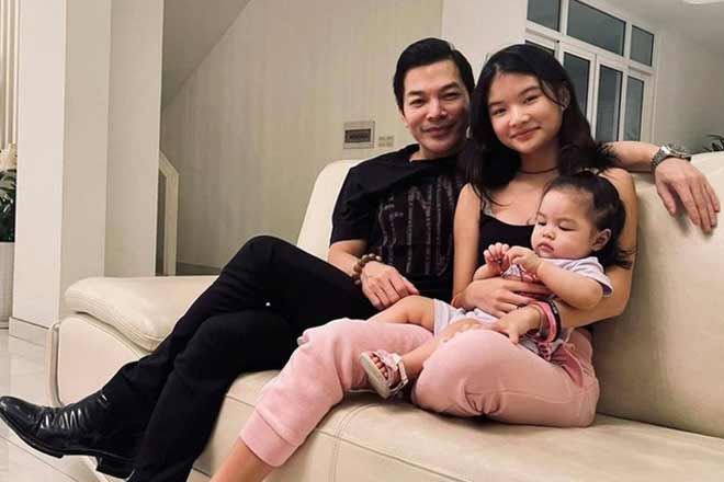 Con gái Trần Bảo Sơn và bạn gái giấu mặt: Càng lớn càng xinh, giống y hệt bố - 17