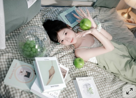 Top Những Cách Tạo Dáng Chụp Ảnh Trên Giường Siêu Xinh Cho Nữ