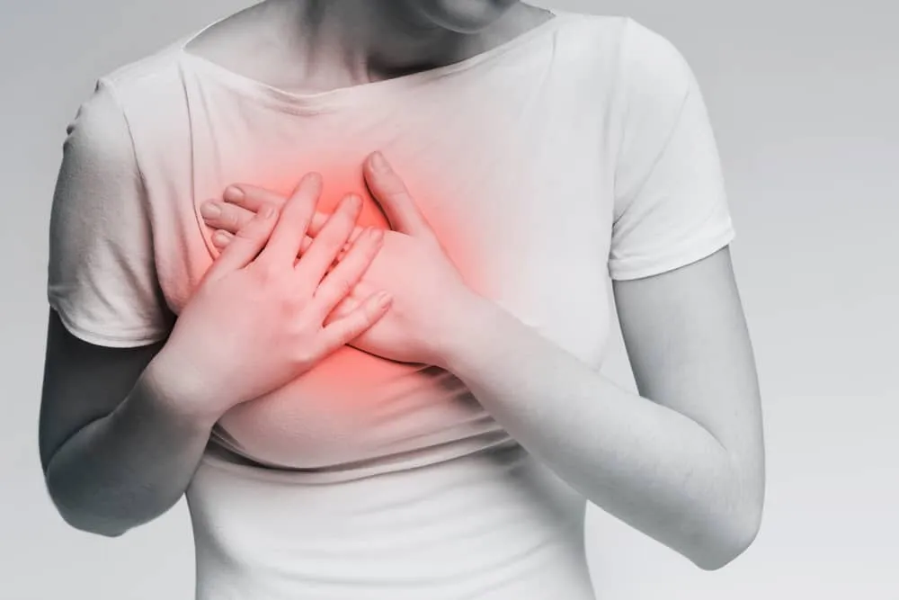 Từng phẫu thuật nâng ngực có cho con bú được không