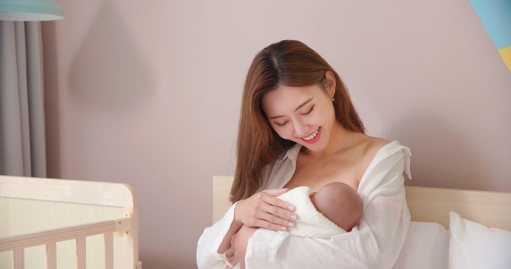 Phẫu thuật nâng ngực có cho con bú được không, có ảnh hưởng gì không?
