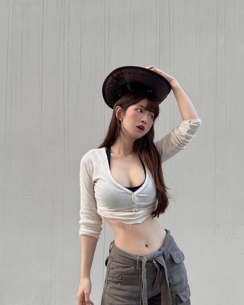 Ảnh Lê Bống xinh đẹp mặc đồ khoe eo