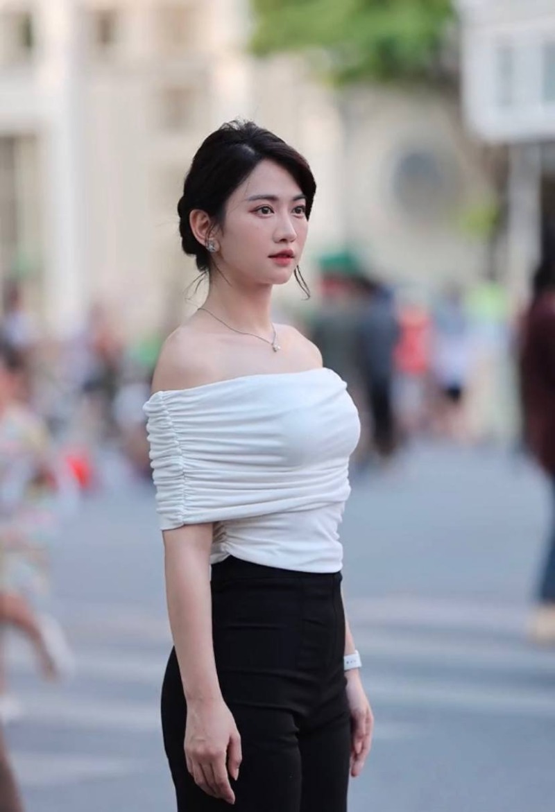 Ảnh Lê Bống đời thường trên phố