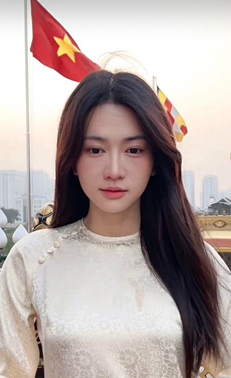 Ảnh Lê Bống mặc áo dài đẹp như Ai
