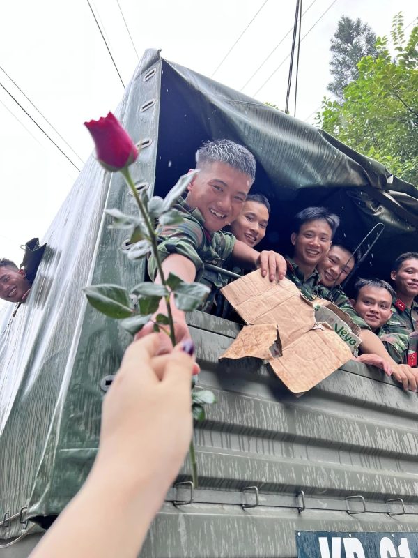 Phía sau bức ảnh tặng hoa chia tay bộ đội gây sốt ở Yên Bái