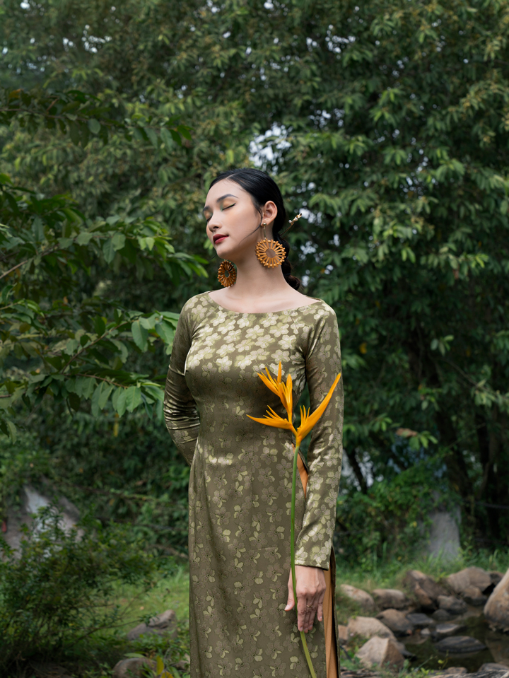 áo dài màu xanh lá kết hợp cùng hoa văn bông đều