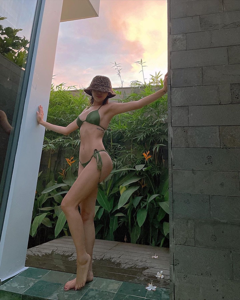 Tóc Tiên diện bikini khoe ngực đầy và vòng eo con kiến - 2