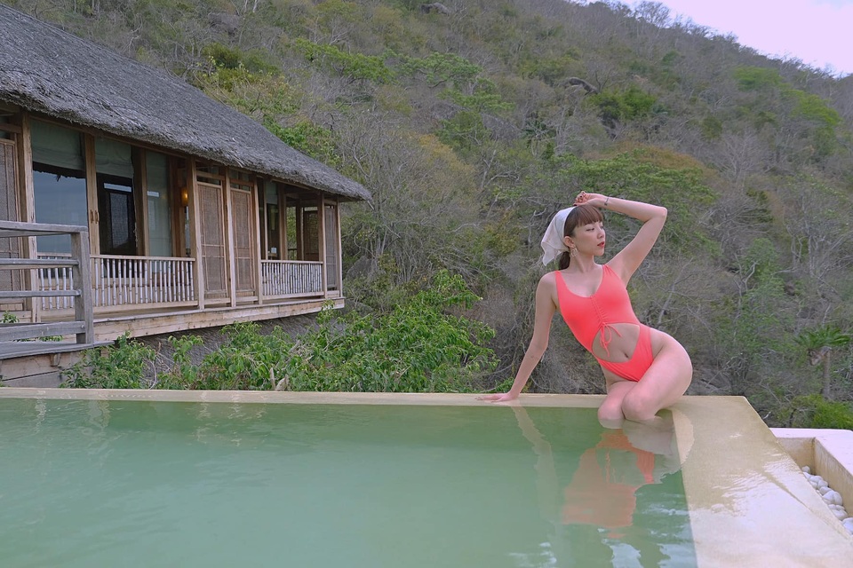 Tóc Tiên diện bikini khoe ngực đầy và vòng eo con kiến - 8