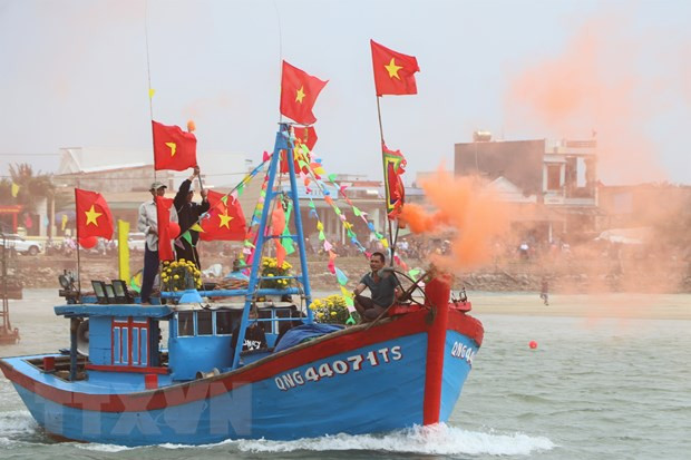 Ngư dân Quảng Ngãi tưng bừng ra khơi khai thác hải sản đầu năm