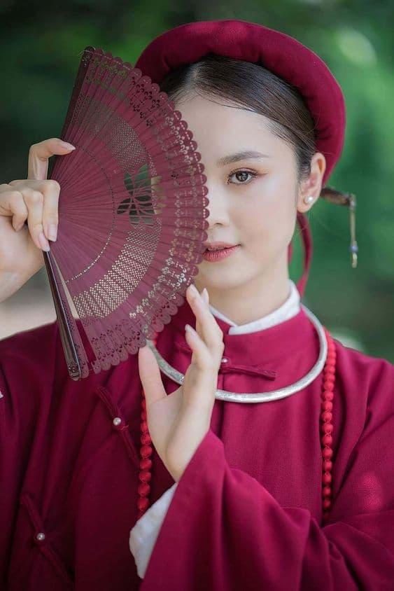 Mặc áo dài Tết đi chùa chụp ảnh