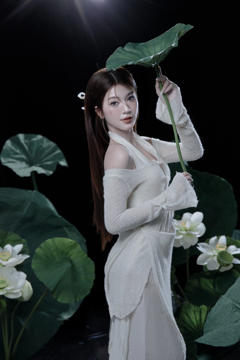 Tư thế đặt lá sen ngang đầu - độc đáo và duyên dáng