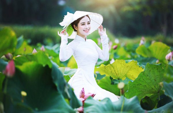 Tham khảo ngay 7 cách tạo dáng chụp ảnh với hoa sen triệu like
