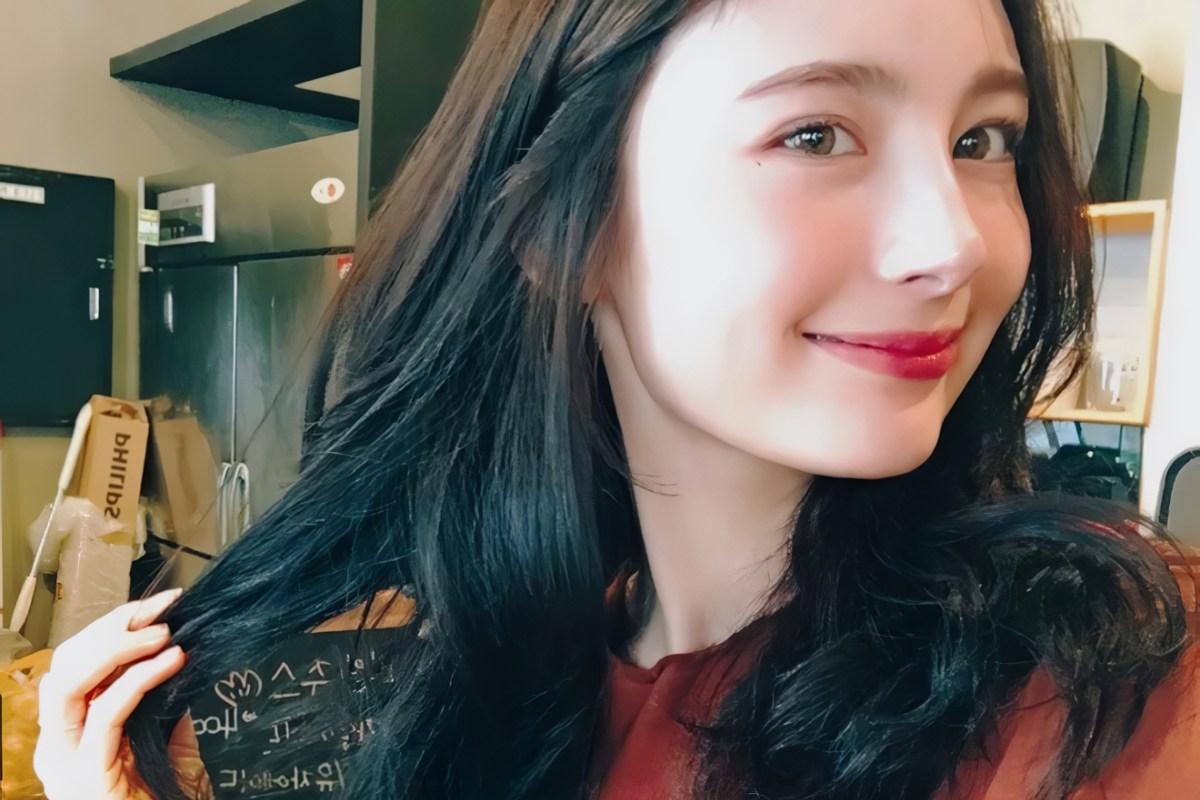 Một trong những bí quyết chụp mắt đẹp không thể thiếu là khiến đôi mắt cười nhẹ và mím môi