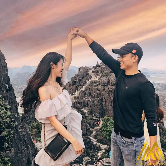 tạo dáng chụp ảnh với người yêu