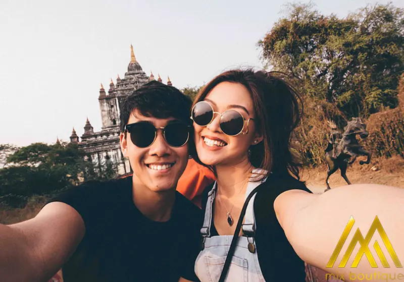 tạo dáng chụp ảnh với người yêu