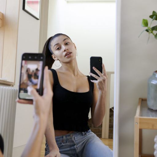 Những ý tưởng tạo dáng selfie đẹp cho các chị em