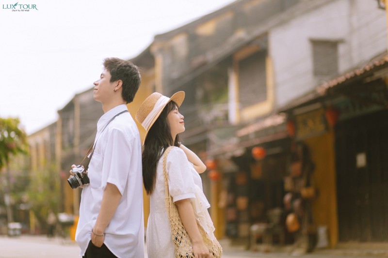 Nếu một ngày em muốn đi du lịch vòng quanh thế giới, em có thể đi quanh anh một vòng được không?