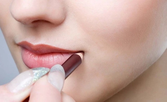 Cách tạo môi chẻ bằng thủ thuật trang điểm dễ dàng