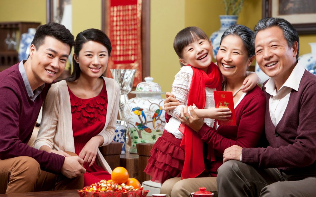 Gia đình an vui sum vầy cùng những lời chúc Tết ấm áp và hạnh phúc.