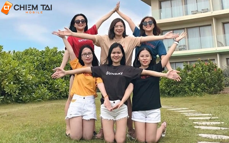 Tạo dáng chụp ảnh bãi cỏ bằng cách xếp hình ngôi sao