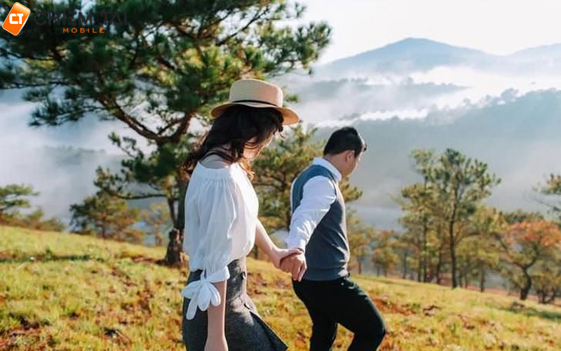 Nắm tay nhau đi dạo