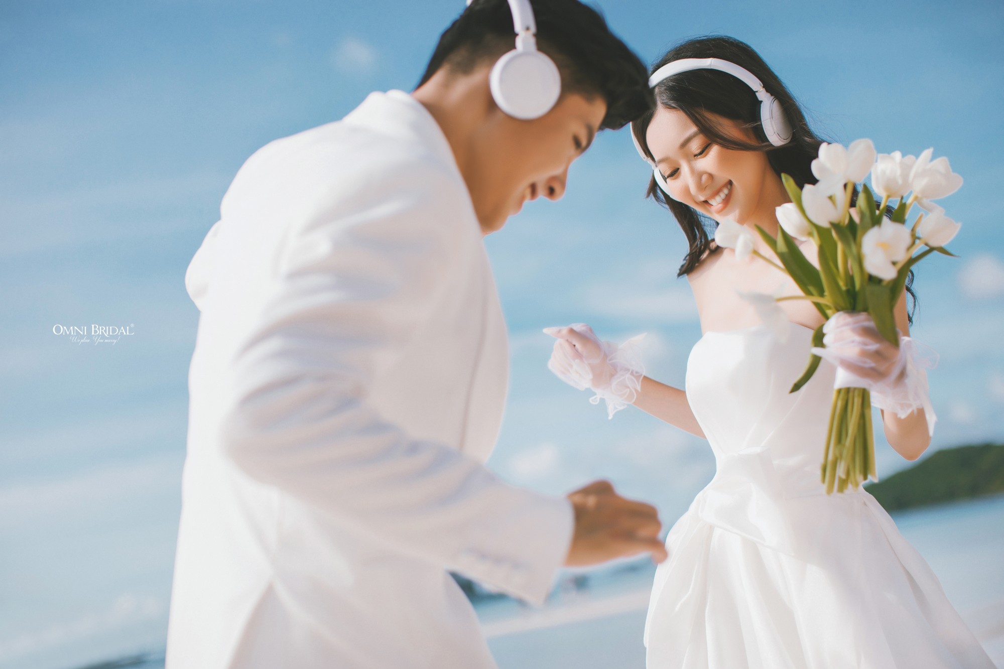 Chụp ảnh cưới ở biển đẹp. Ảnh: Omni Bridal