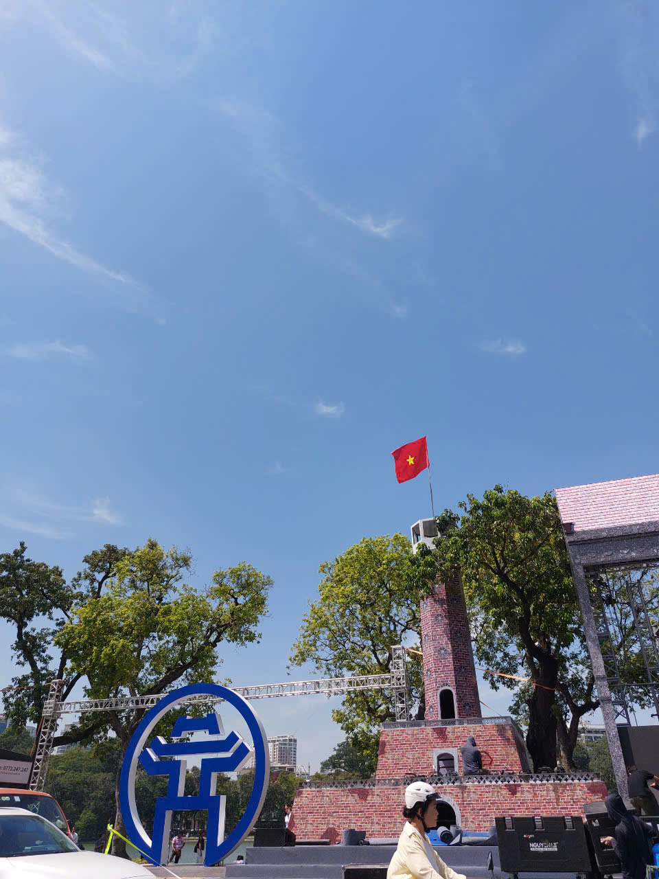 Người dân nô nức đi chụp ảnh cảnh quan mới ở Hồ Gươm - 13