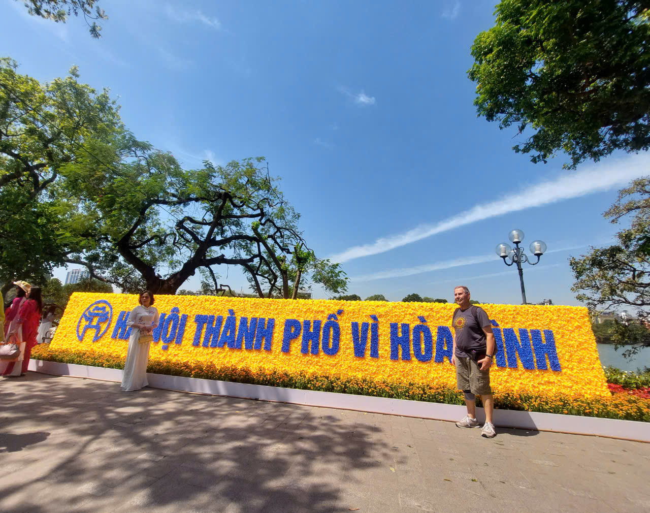 Người dân nô nức đi chụp ảnh cảnh quan mới ở Hồ Gươm - 5