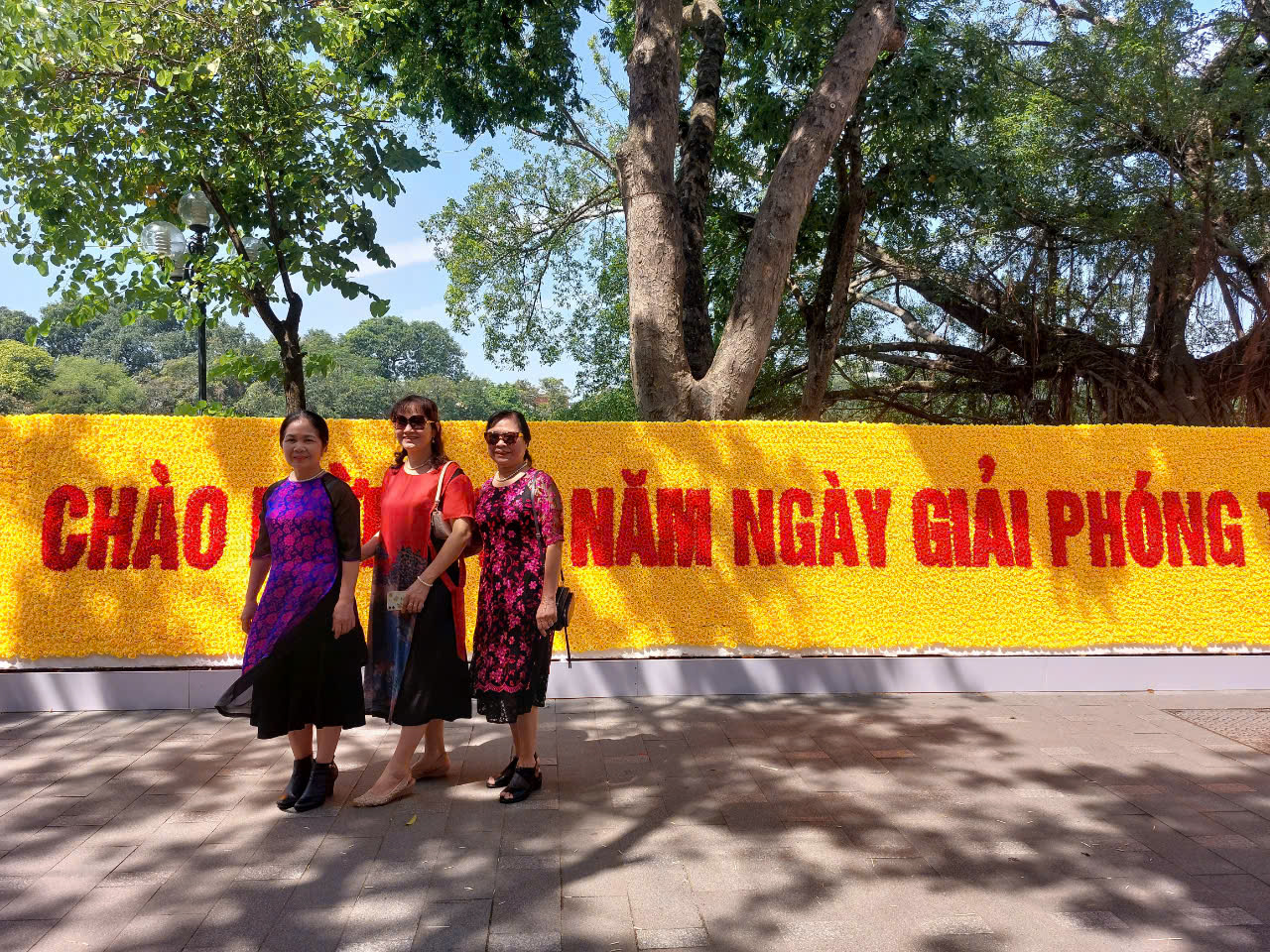 Người dân nô nức đi chụp ảnh cảnh quan mới ở Hồ Gươm - 6