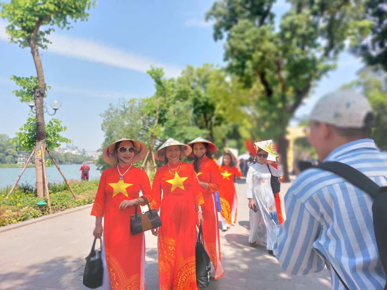 Người dân nô nức đi chụp ảnh cảnh quan mới ở Hồ Gươm - 8
