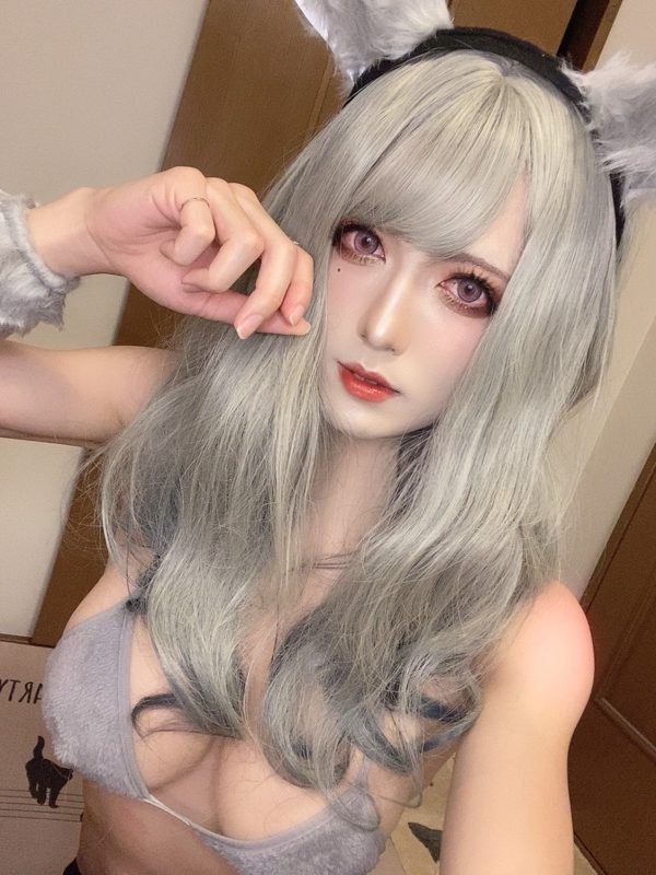 'Nữ thần cosplay' gây sốc khi tiết lộ mặt mộc, giới tính thật