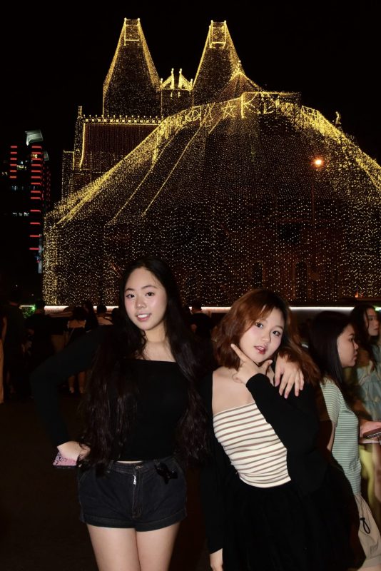 '1 m2 có 10 girl phố, boy phố' trước Nhà thờ Đức Bà TP.HCM