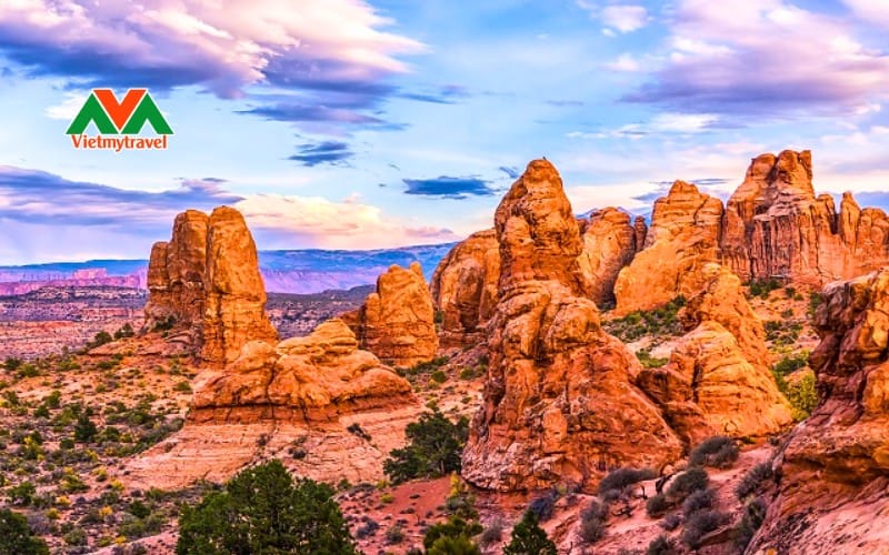Red Rock Canyon - hẻm núi đá đỏ đẹp nhất bang Nevada - nước Mỹ.
