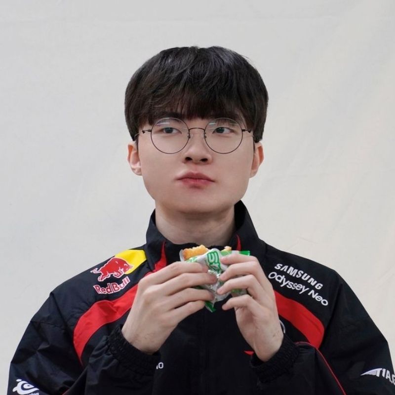 faker meme ăn bánh