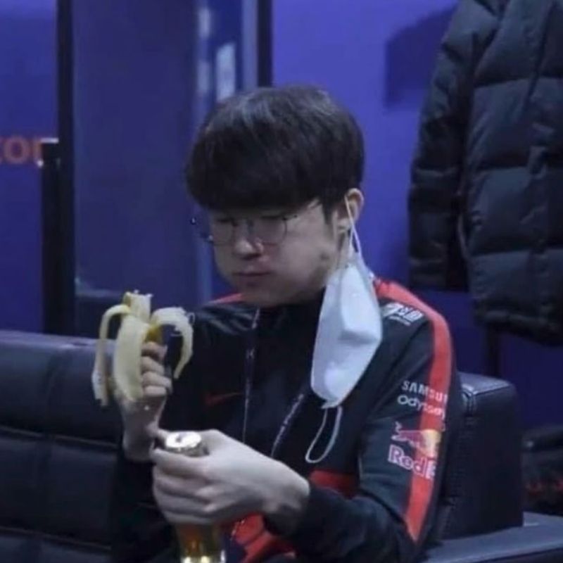 Meme faker ăn chuối đáng yêu