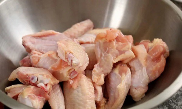 Cánh gà rửa sạch, chặt miếng vừa ăn