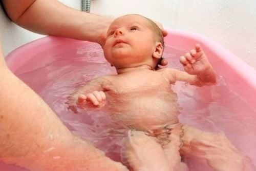 Không nên dùng nước muối để vệ sinh vùng kín cho bé gái sơ sinh