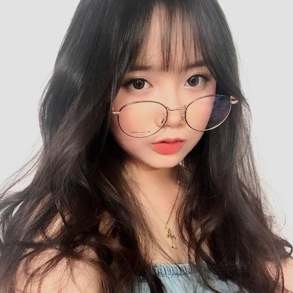 hinh girl deo kinh cute