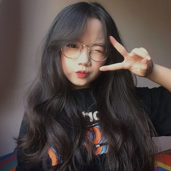 hinh girl xinh 2k deo kinh cute