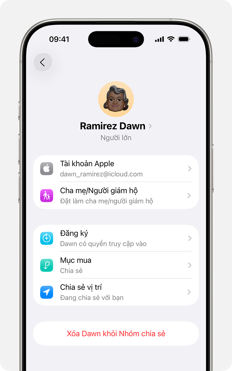Màn hình iPhone hiển thị bước xóa một thành viên khỏi nhóm Chia sẻ trong gia đình.