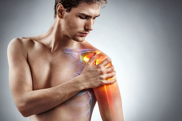 Đau bả vai trái, phải lan xuống cánh tay: Nguyên nhân, cách điều trị