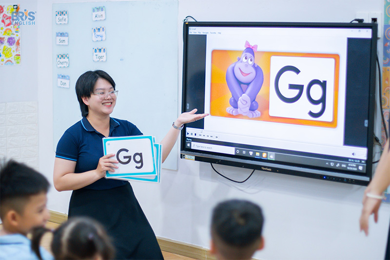 Bé học chữ cái qua hình ảnh - cần áp dụng đa dạng các phương pháp tiếp cận, đảm bảo sự mới mẻ và hấp dẫn trong mỗi bài học.