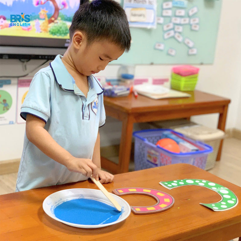 Bé học chữ cái qua hình ảnh: Cách giúp trẻ nhớ nhanh – học vui mỗi ngày